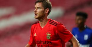  Вертонген: Феновете искат футбол, а не театър 