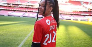  Футболистка ослепя с едното око