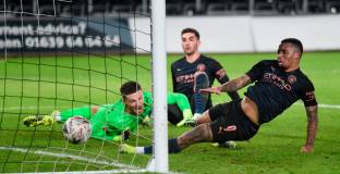 Ман Сити продължава след три гола в Суонзи (видео)