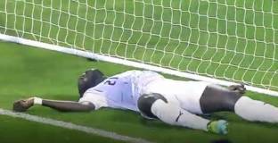 Футболист колабира по време на мач