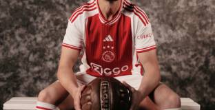 Хендерсън се присъедини към Аякс 