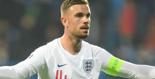 Хендерсън: Ще продължаваме да коленичим 