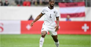 Тотнъм измъкна Дансо от ръцете на Уулвс