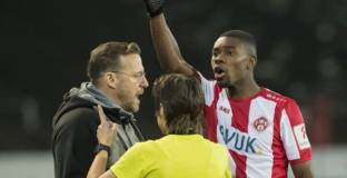 Фенове предадоха на полицията мъж-расист  