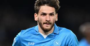 Кварацхелия все още не е отговорил на Наполи за новия договор 