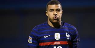 Бащата на Мбапе: Защо искате да реагираме на всеки слух?