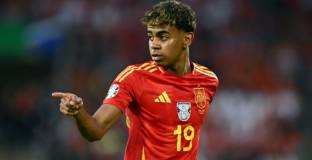 Ямал се контузи в мача с Дания