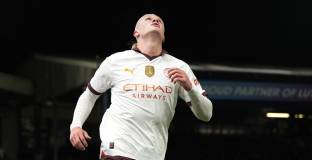 Холанд вкара пет гола на Лутън