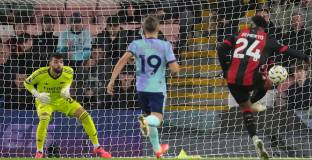 Борнемут удари десет от Арсенал