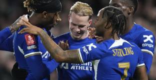 Челси отстрани Лийдс с късен гол