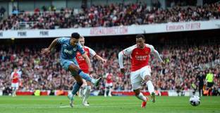 Три греди не спасиха Арсенал от Астън Вила