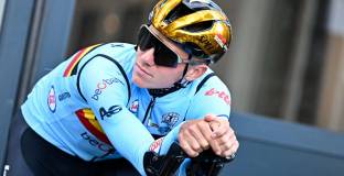 Звезда на колоезденето попадна в болницата след инцидент