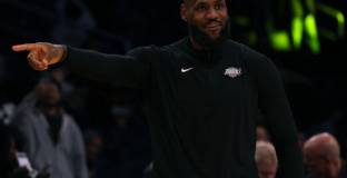 ЛеБрон изравни рекорда на НБА за най-много сезони от един играч