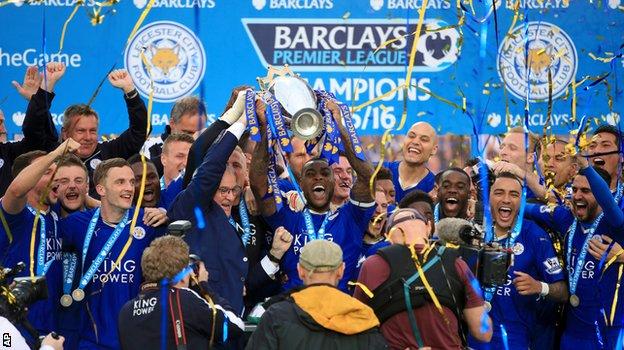 Играчите на Лестър получиха медалите и Купата на победители на Висшата лига. 