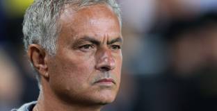 Лийдс се насочва към Моуриньо и Санто 