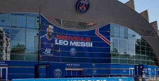 Директор на ПСЖ: Далече сме от продажбата на 1 млн. фланелки на Меси