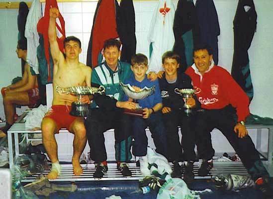 Младите Джерард и Оуен в съблекалнята на Ливърпул. 