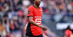 Ливърпул и Нюкасъл следят защитник на Рен