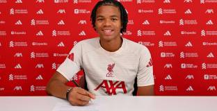 17-годишен подписа първи професионален договор с Ливърпул 