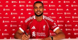 Ливърпул продължи с Гакпо