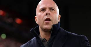 Ливърпул свика извънредна среща за бъдещето на Слот след тежкия разгром