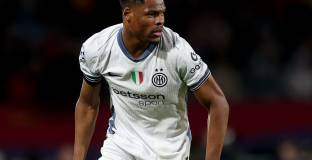 Ливърпул е провел разговори с Дъмфрис