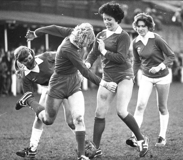 1976 година. Съпругите и приятелките на играчите на Ливърпул в благотворителен мач. 