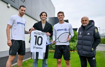 Музети присъства на тренировка на Юве и получи фланелка от отбора. 