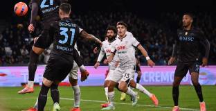 Рулетката на дузпите прати Наполи на 1/4-финал за Купата