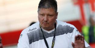 Фенове на Левски даряват пари за Пенев