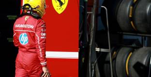 Хамилтън повтори антирекорд на Ферари 