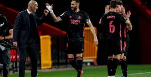 Реал с лесна победа над Гранада, белите остават в борбата за титлата