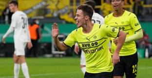 Дортмунд продължава напред за Купата