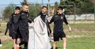 Фенове и юноши на Ботев Пд се включиха в почистване на парка на клубната база