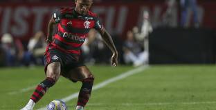 Ман Сити се интересува от десен бек на Фламенго