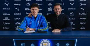 Ман Сити продължи с възпитаник 