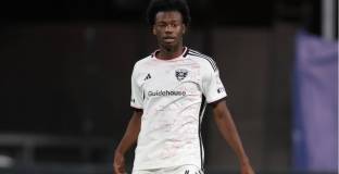 Борнемут договори американец