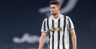 Челси се интересува от Де Лигт 