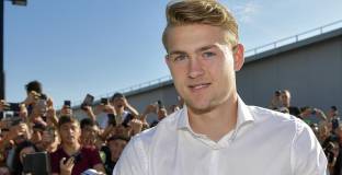 Барса не може да купи Де Лигт заради заплатата