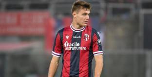 Арсенал се интересува от халф на Болоня