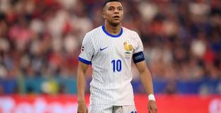 Разследват Мбапе за парични преводи към полицаи 