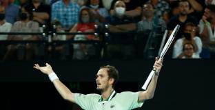 Медведев катастрофира срещу Синер 