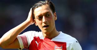 Райт критикува Емери заради Йозил