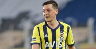 Йозил е недоволен във Фенербахче