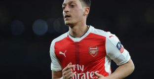 Райт: Ако Йозил страда за Арсенал, защо не подпише новия договор?