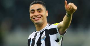 Нюкасъл е готов да предложи нов договор на Алмирон