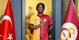 Батшуай премина от Фенербахче в Галатасарай