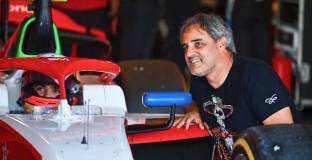 Монтоя: Хамилтън не получава нужното внимание