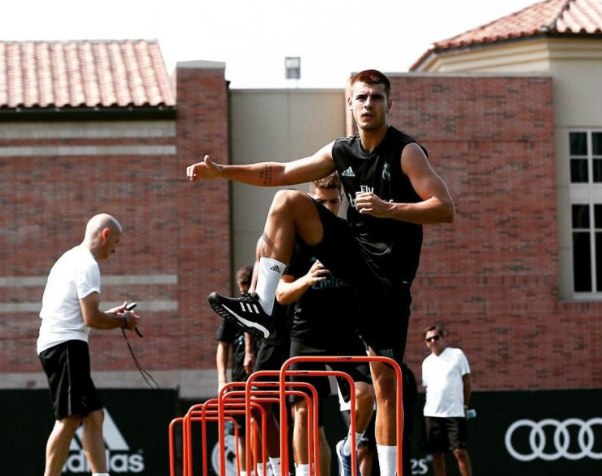 Марка: Мората толкова бил развълнуван от евентуален трансфер в Юнайтед, че си боядисал косата в червено. След провала на сделката косата на Алваро отново е черна. 