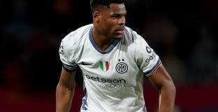 Ман Юнайтед се интересува от Дъмфрис